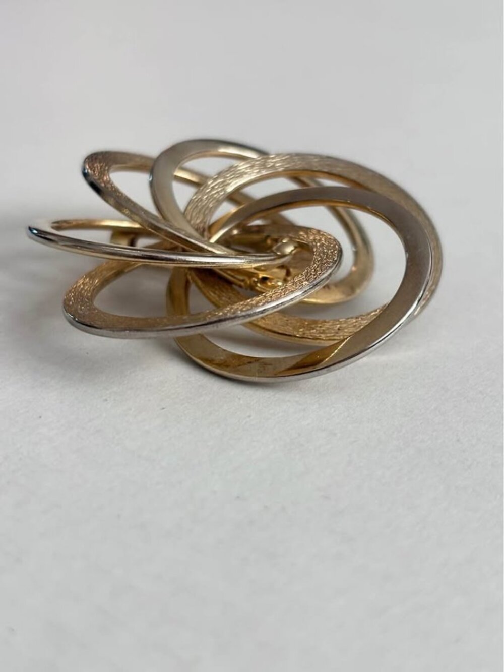 Vintage Gold Metal Interlocking Circle Brooch - Picture 6 of 7